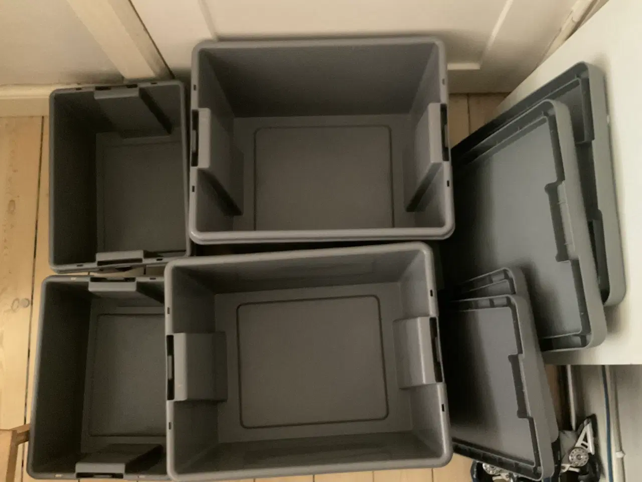 Billede 3 - 4 slagfaste grå opbevaringskasser i plast med låg