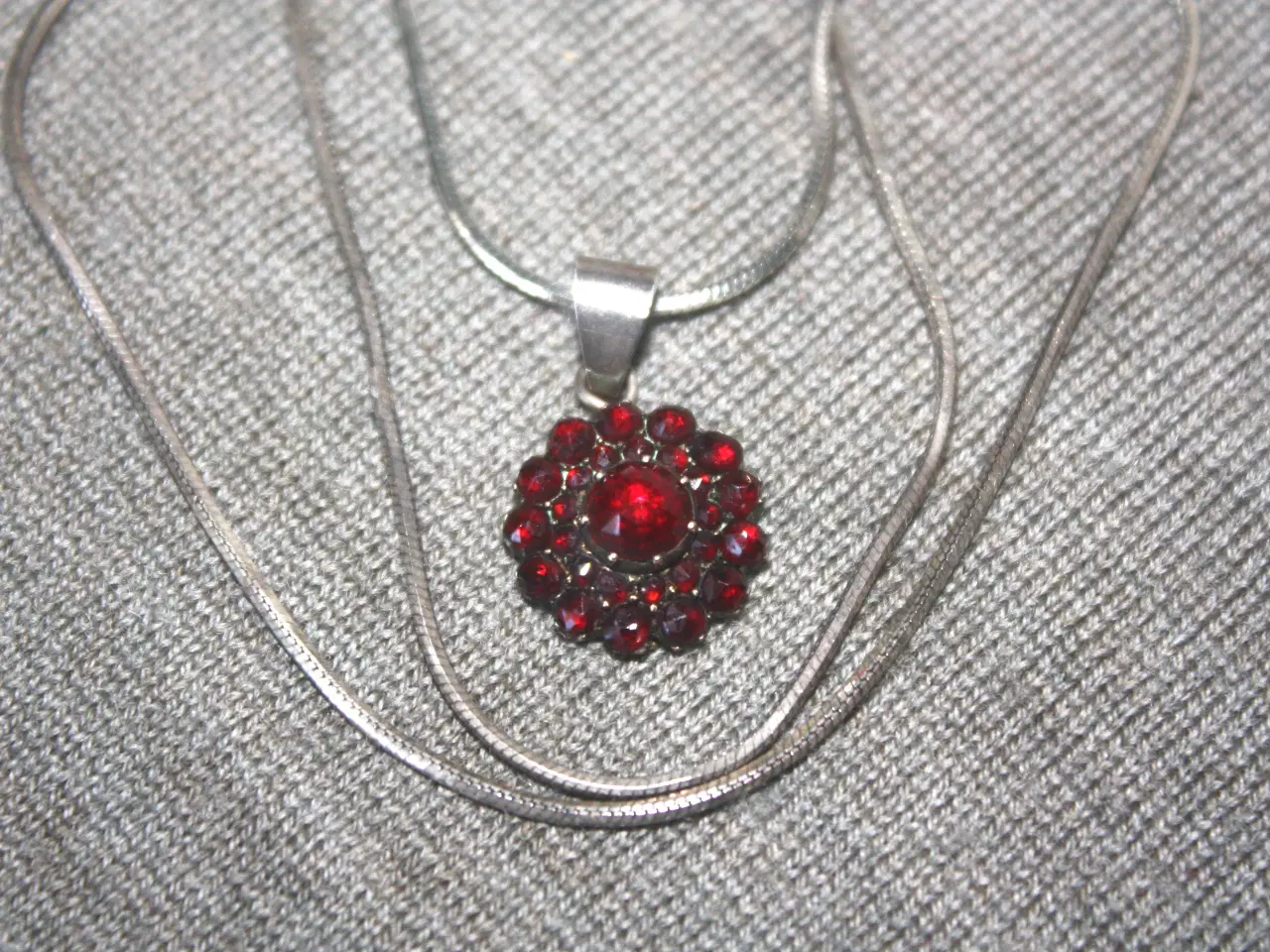 Billede 1 - Sølv halskæde binder 925  med vedhæng med granat