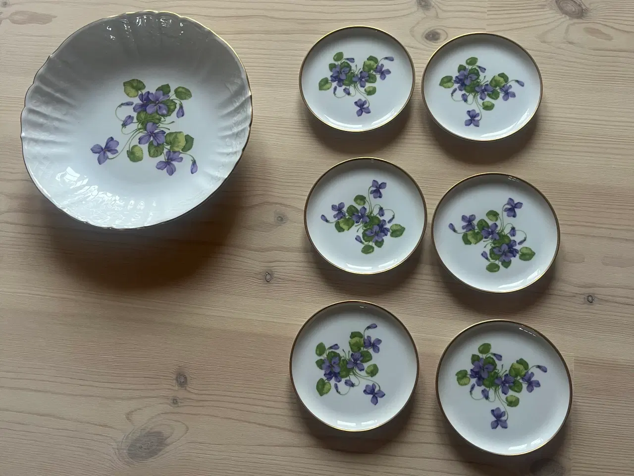 Billede 1 - Skål med tilhørende tallerkener 