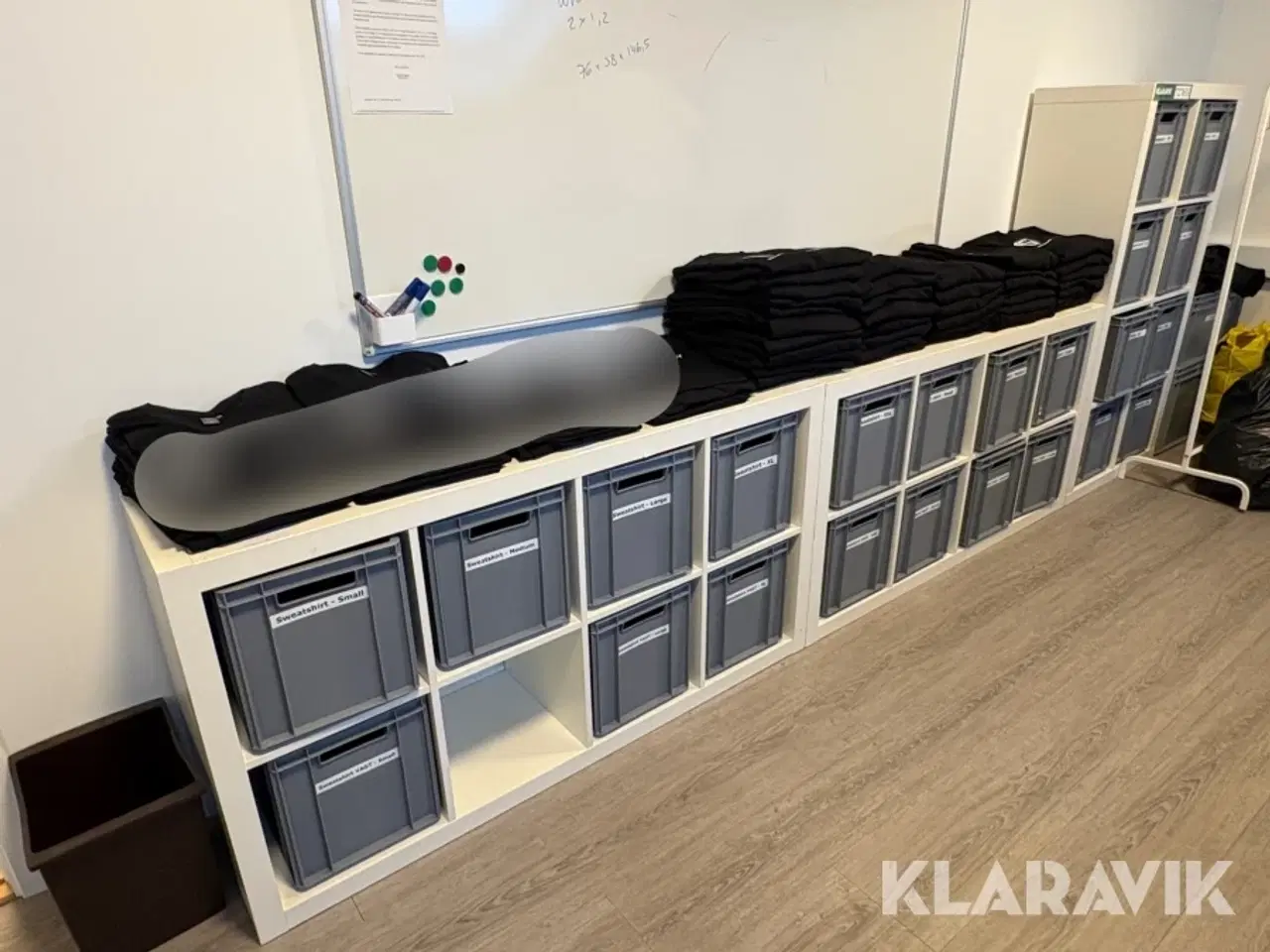 Billede 1 - 3 reoler med 24 kasser