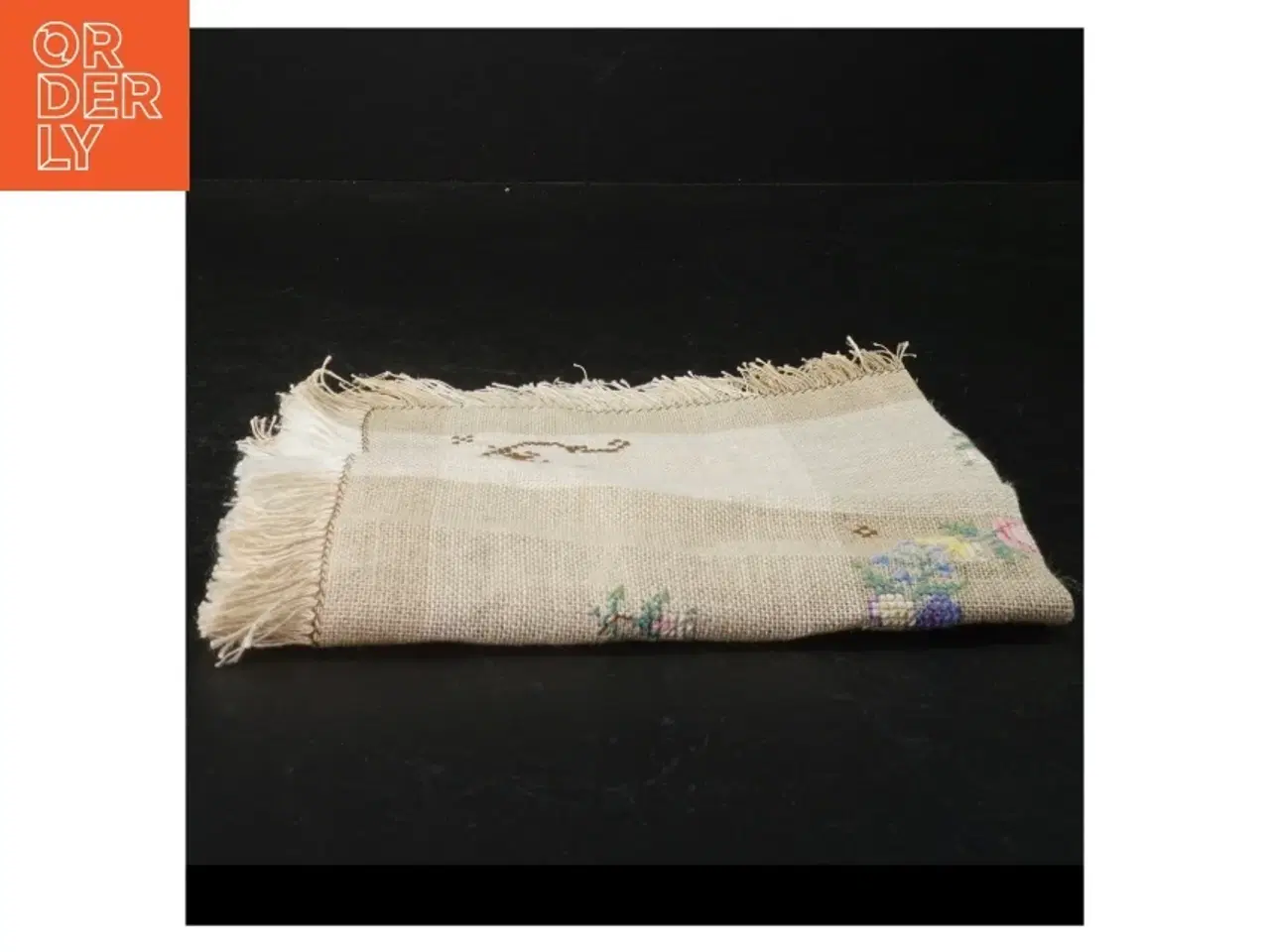 Billede 2 - Broderet lille dug (str. 36 x 36 cm)