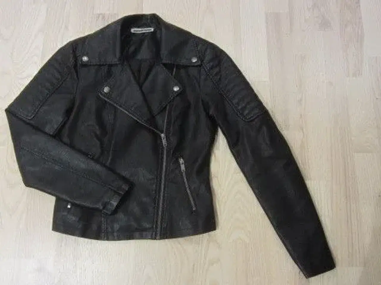 Billede 1 - Str. XS, jakke i læder-look