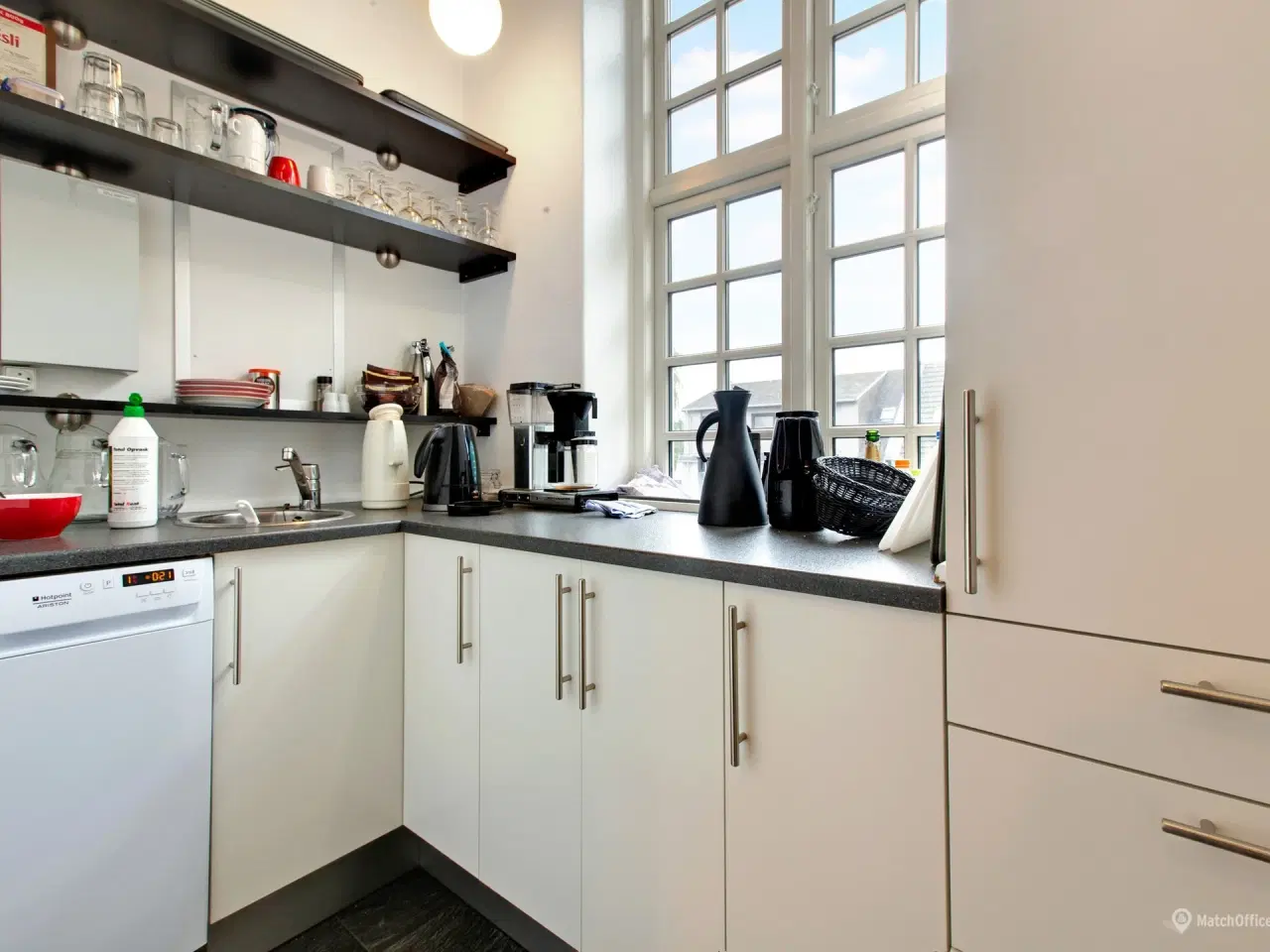 Billede 5 - Klinik- eller kontorlokale perfekt beliggenhed mod ejendommens gård. der sikrer et roligt og behageligt arbejdsmiljø.