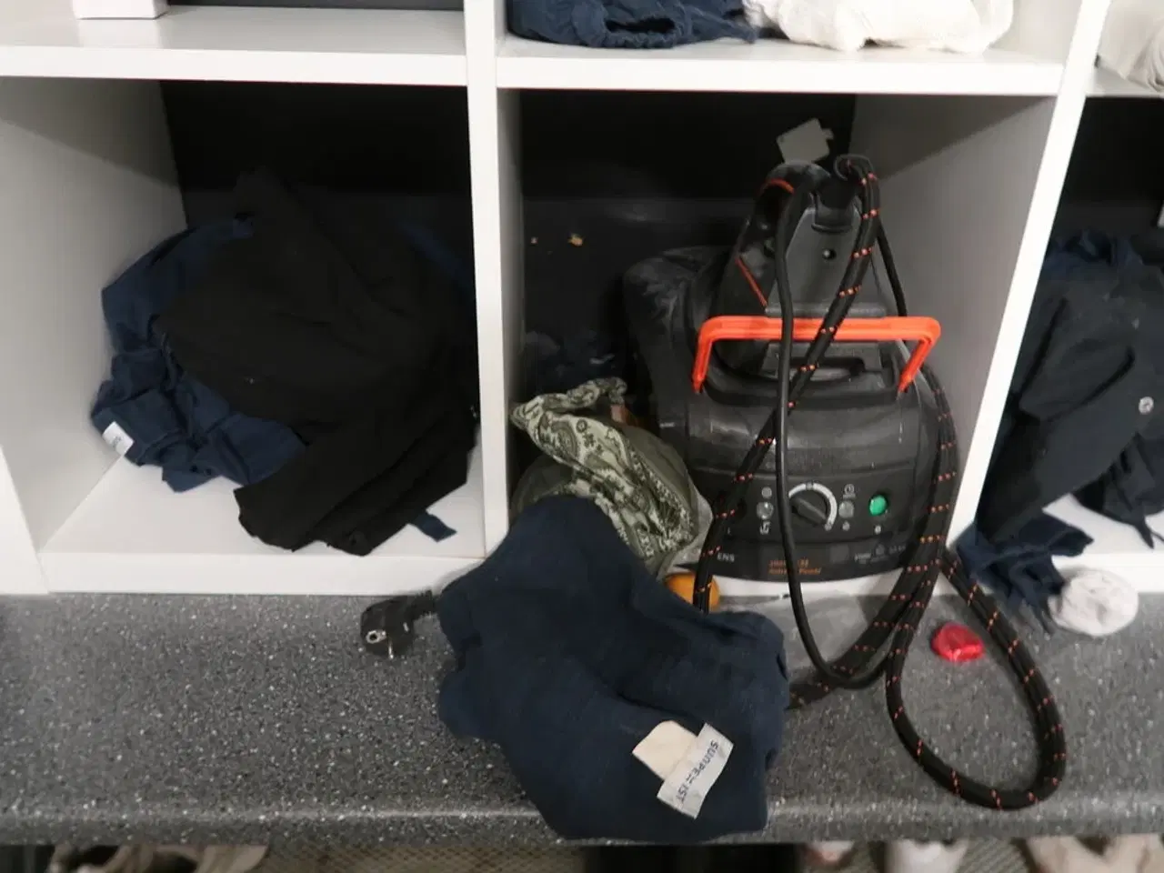 Billede 7 - Reol med indhold + tøm toilettet