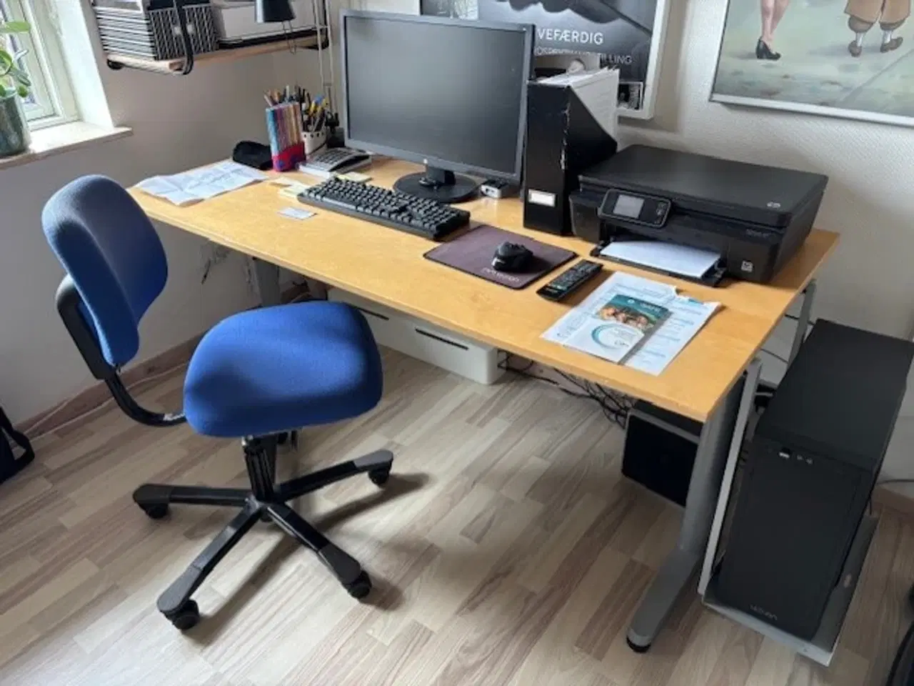 Billede 1 - Stort skrivebord med kontorstol