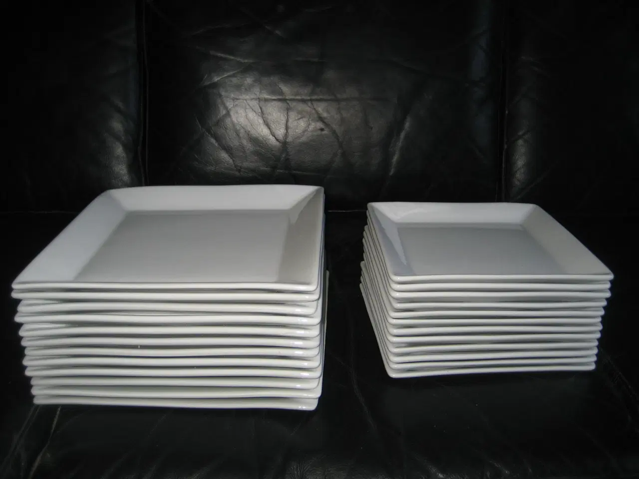 Billede 1 - Firkantede, hvide tallerkener