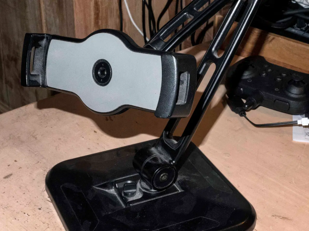 Billede 3 - Tablet/telefon- holder på fod. Næsten ny.