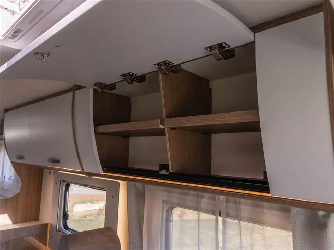 Billede 15 - 2021 - Carado I 338 Aut.   Topudstyret Helintegreret Carado med automatgear