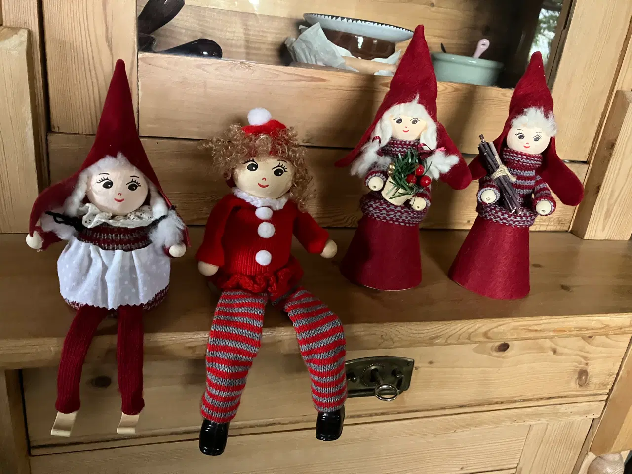 Billede 2 - 4 fine håndlavede julenisser, helt nye.