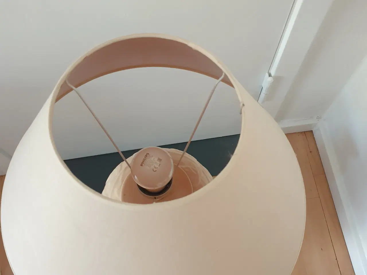 Billede 4 - Porcelæn Bordlampe med Bladrelief og stof skerm