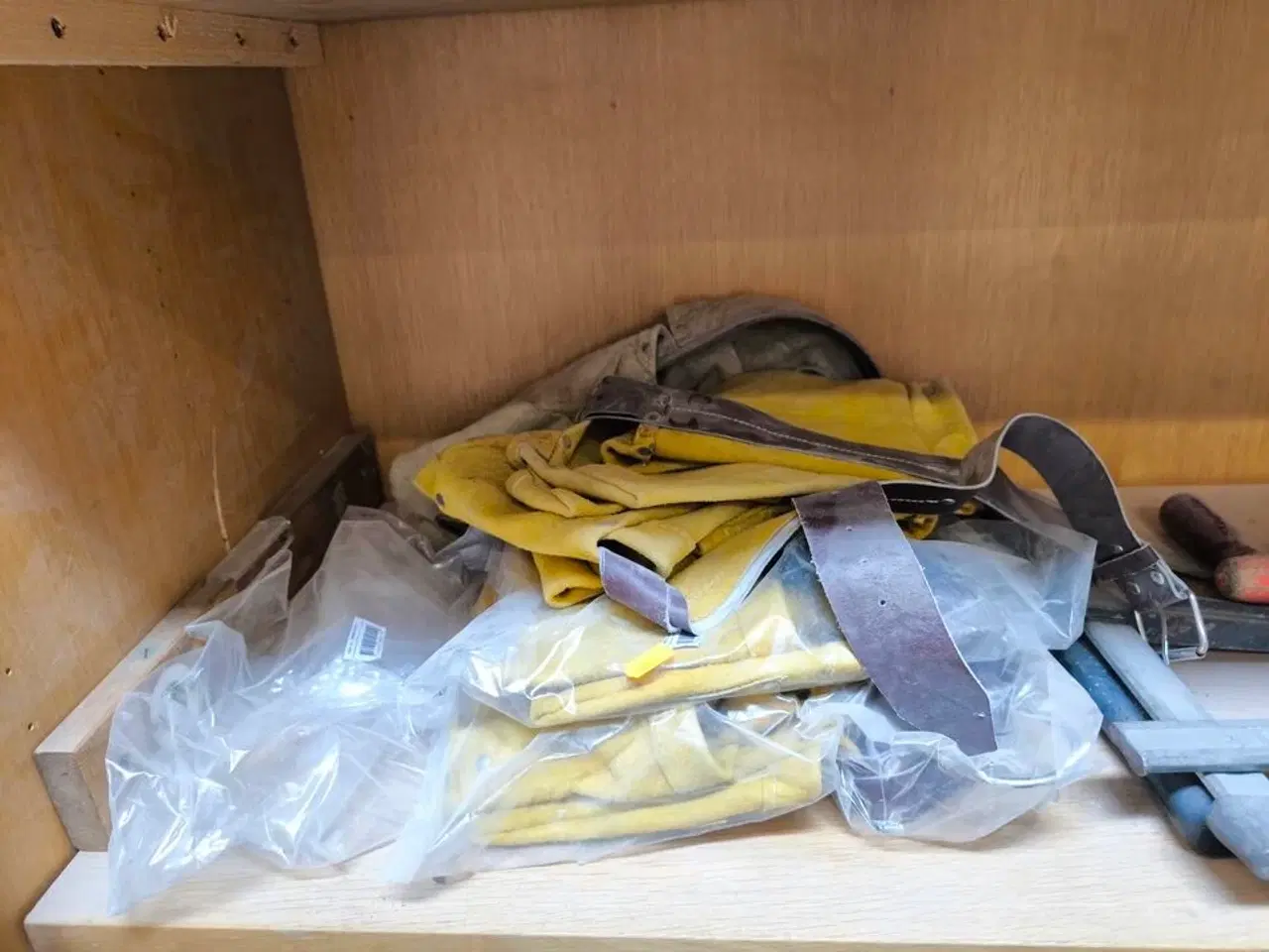 Billede 4 - Indhold i skab