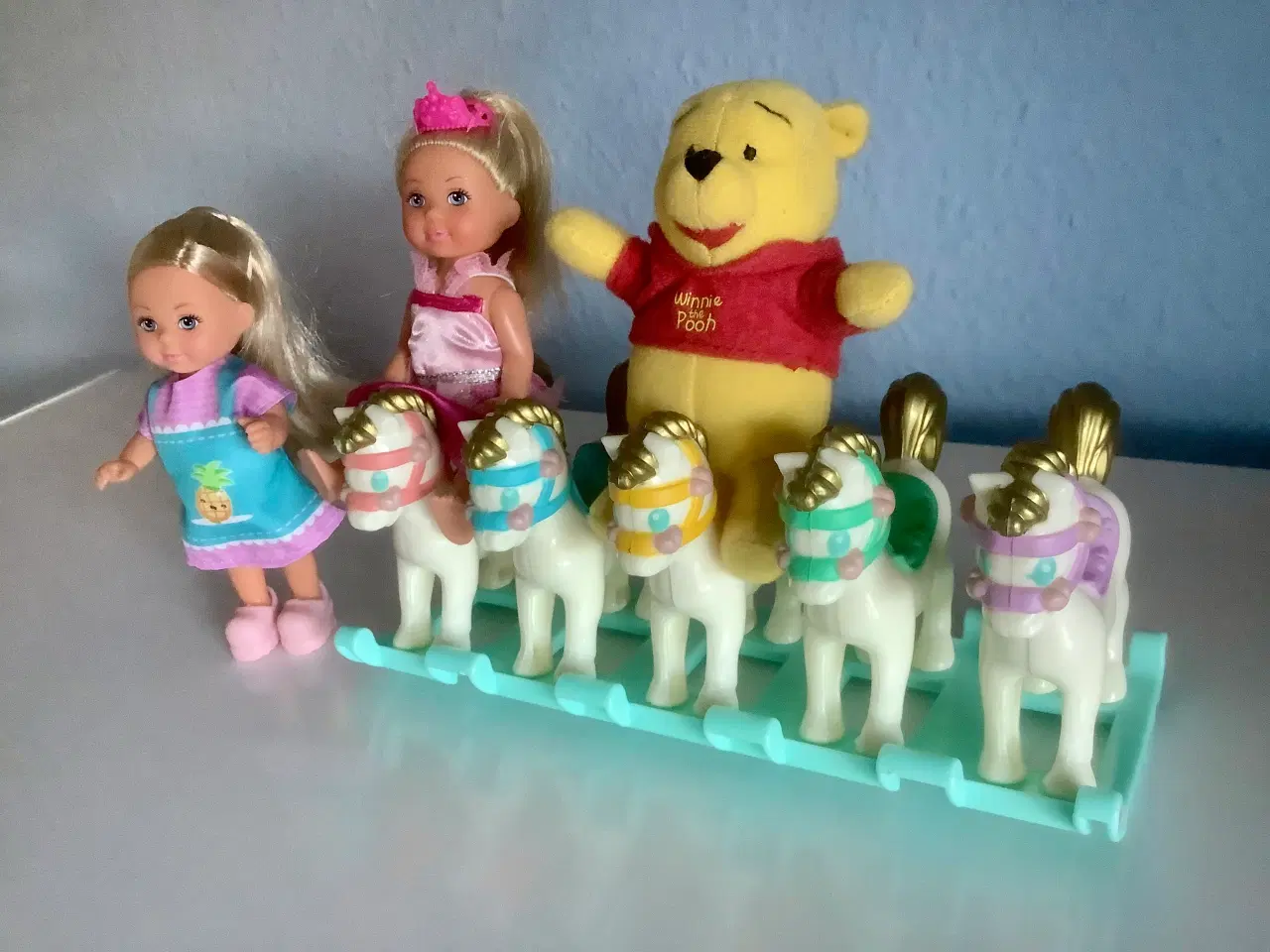 Billede 2 - Legetøj og børn som passer til Barbie.