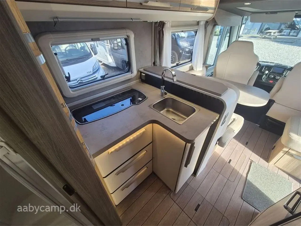 Billede 15 - 2018 - Knaus Sky I 700 LEG   Automatgear. markise. 2x batterier. 2x solceller. Dometic A/C. Elektrisk indgangstrin. Dellæder.