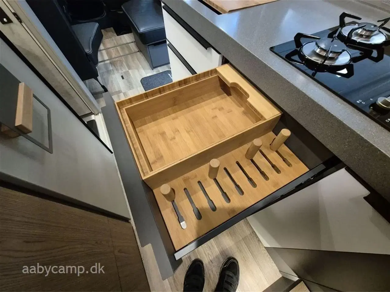 Billede 25 - 2025 - Niesmann+Bischoff Arto 78   solceller. 3x150 Ah lithium batterier. 3000w inverter. Elektrisk markise. Udv. gas/vand. Helårsdæk. 2x TV. Duo control. luft undervogn. Hydrauliske støtteben.