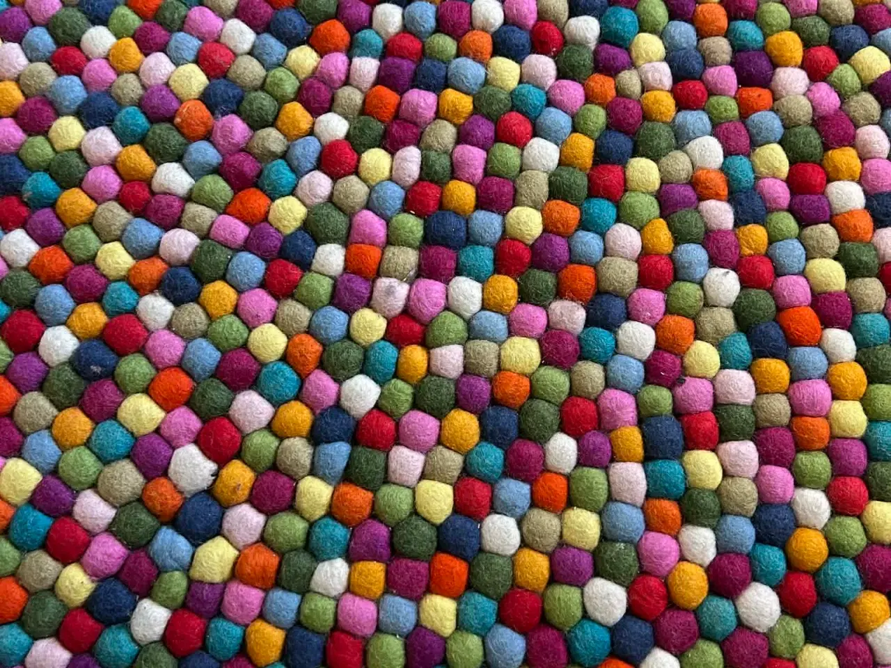 Billede 2 - Kugletæppe 138cm rund håndlavet uldfilt flerfarvet