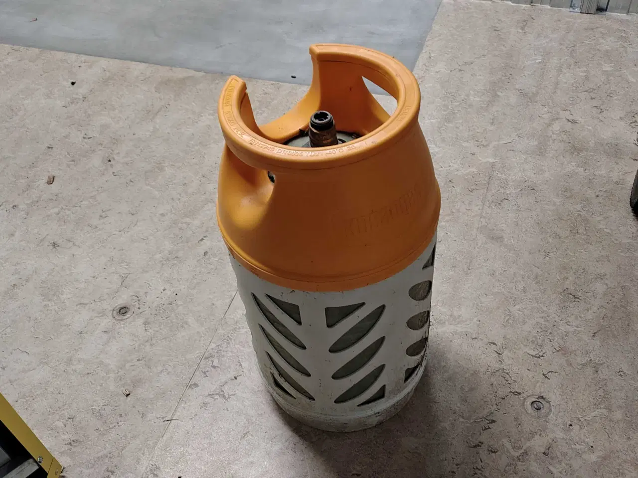 Billede 1 - Gasflaske og hegn