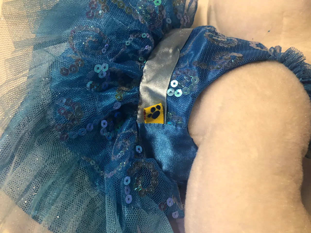 Billede 6 - Flot BuildABear bamse i hvid med blåt tøj