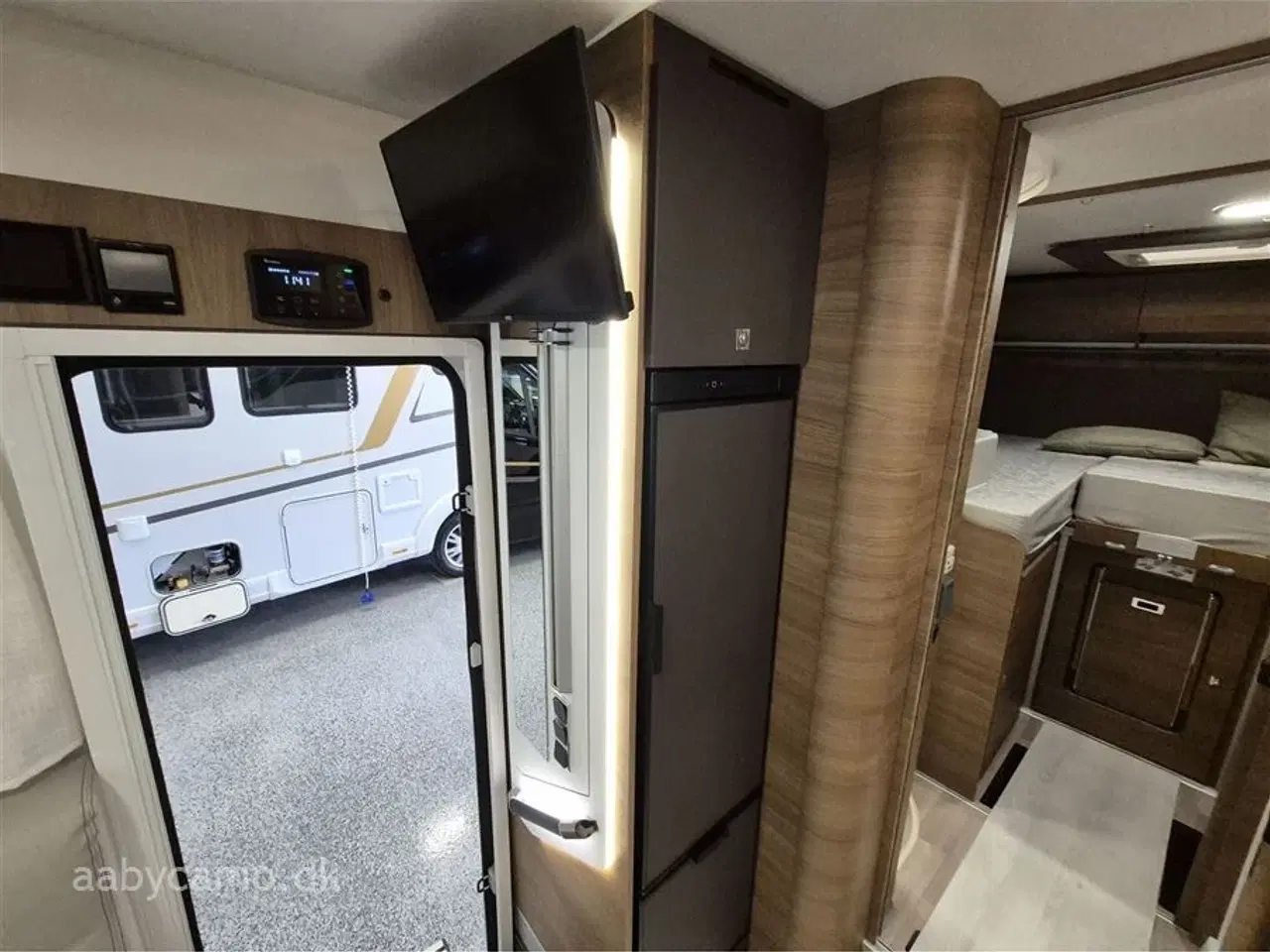 Billede 15 - 2024 - Benimar Amphitryon 967 Northautokapp   Nk.Pakke. Automatgear. solceller. 200Ah Lithium. 2000W inverter. luftundervogn på bagaksel. Hydrauliske støtteben. Alarm. Gasbageovn. Elektrisk tømning af frisk/spildevand. 3m vandfilter. tv samt internet antenne. Kan vejes op til 4400 kg.