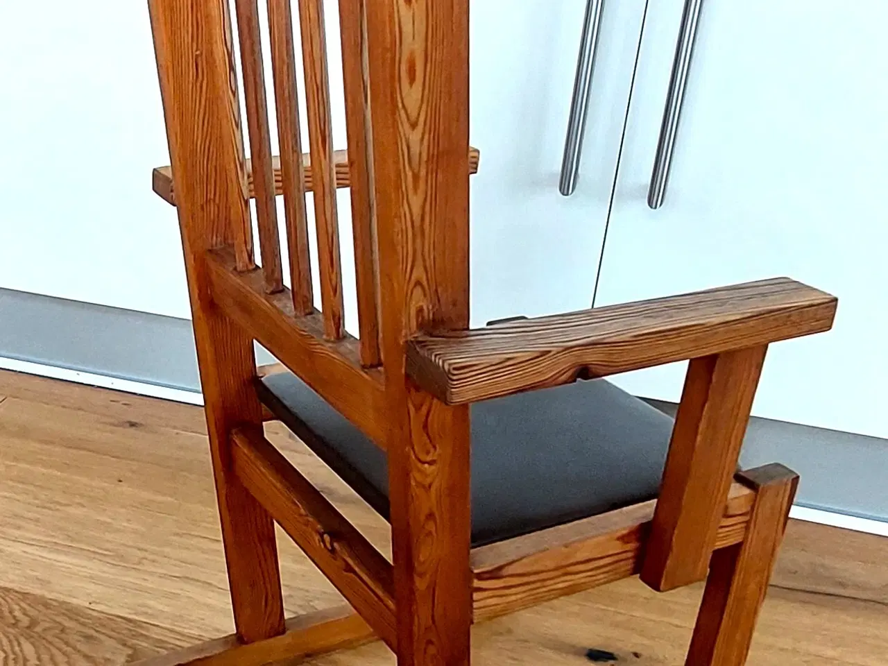 Billede 2 - Børnegyngestol med brun polstret sæde 