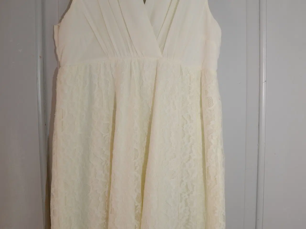 Billede 1 - Råhvid kjole fra Vero Moda sælges