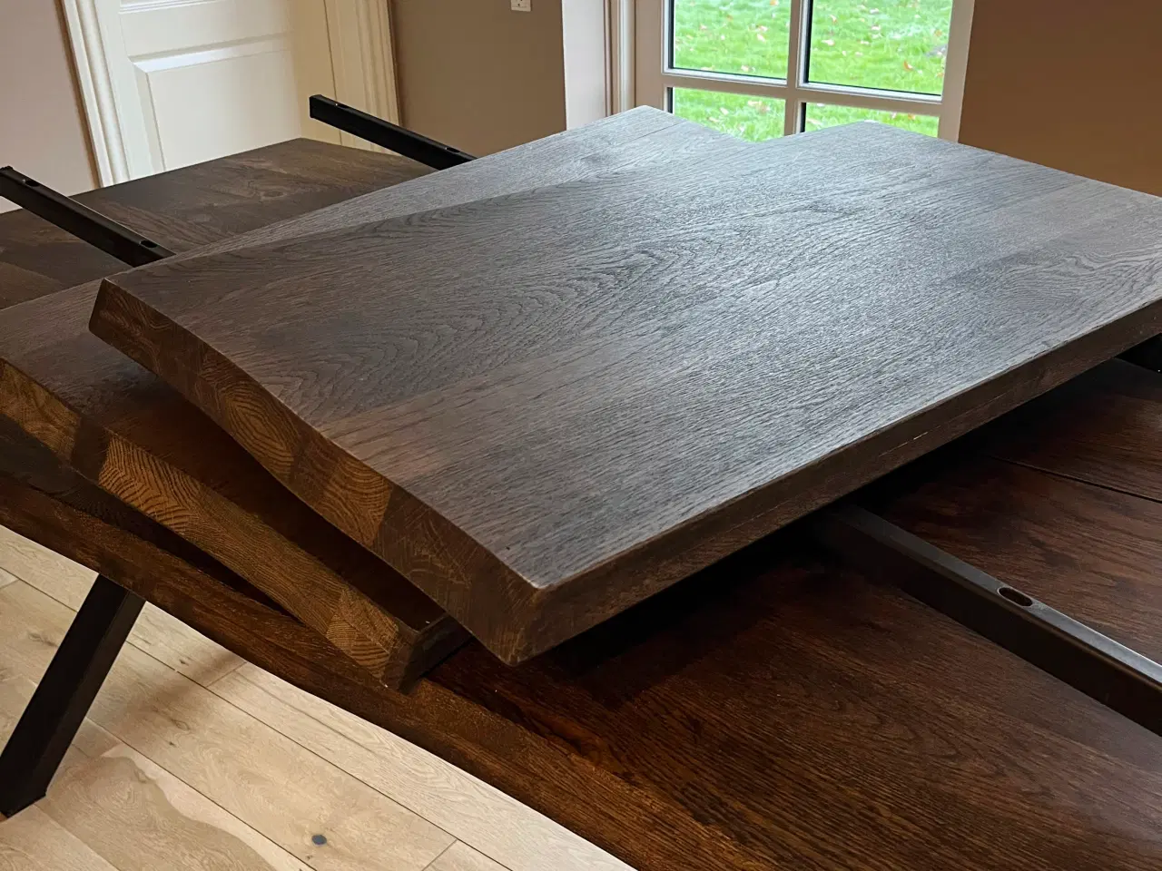 Billede 2 - Plankebord i røget eg med 2 tillægsplader