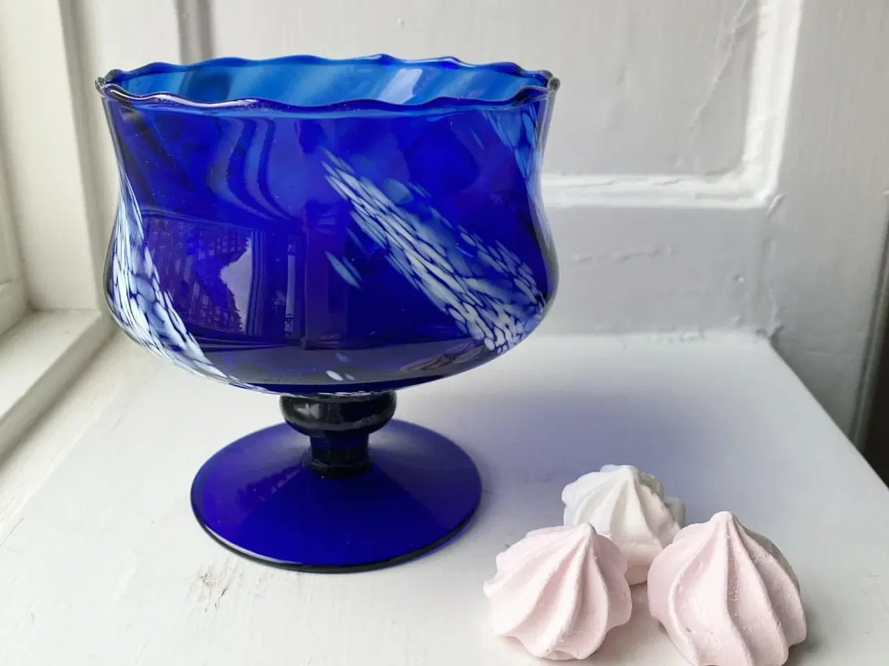 Billede 3 - Blå m swirl og hvidmelering, på fod