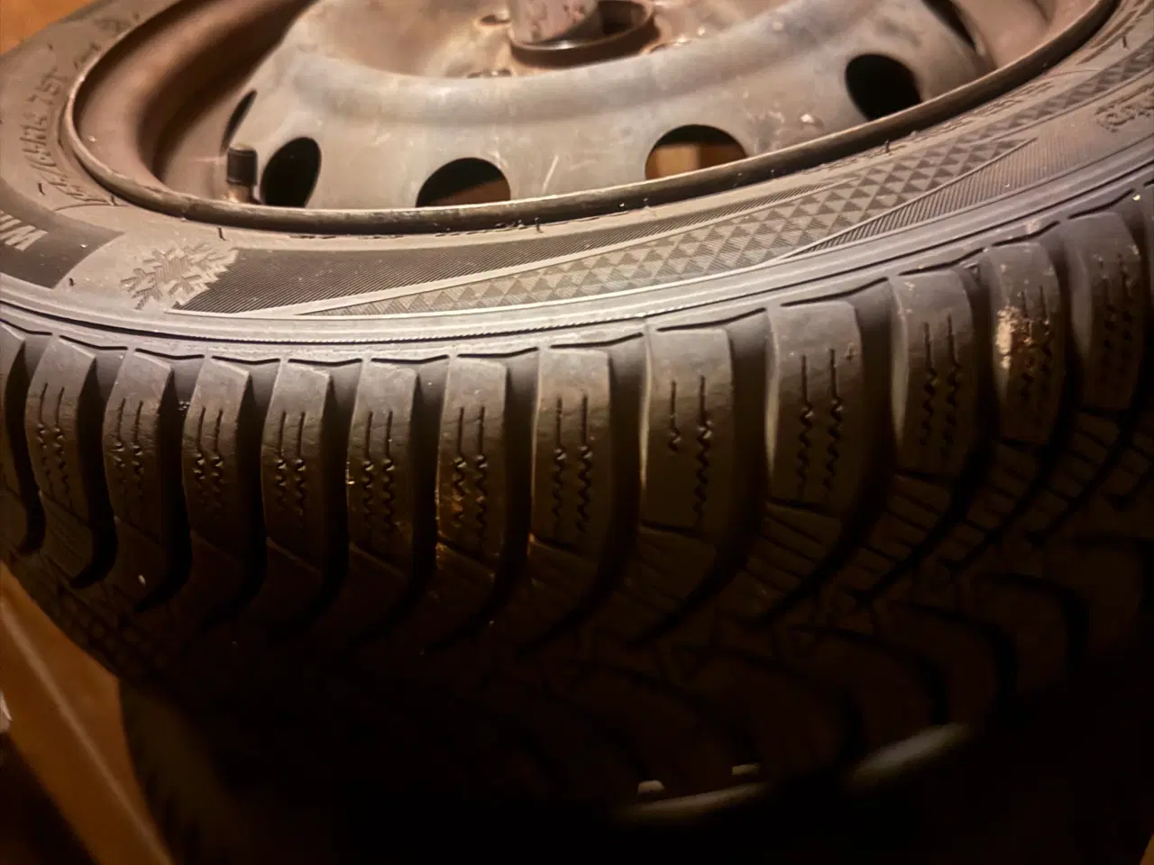 Billede 4 - 🛞 Vinterdæk på stålfælge – 155/65 R14 Hankook Win