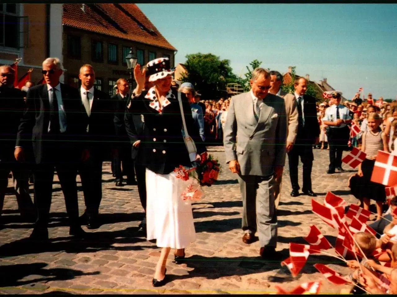 Billede 1 - Dronning Margrethe - Prins Henrik - Præstø 600 Års dag - Foto  - 10x18 cm.