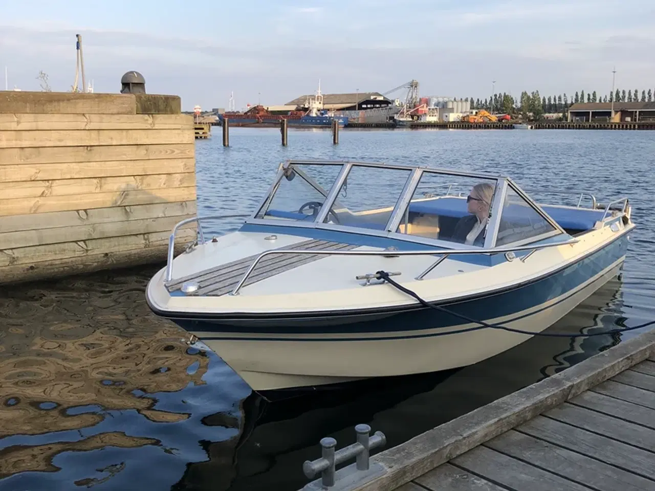 Billede 1 - 19 fod speedbåd med 200 Hk inkl. trailer.