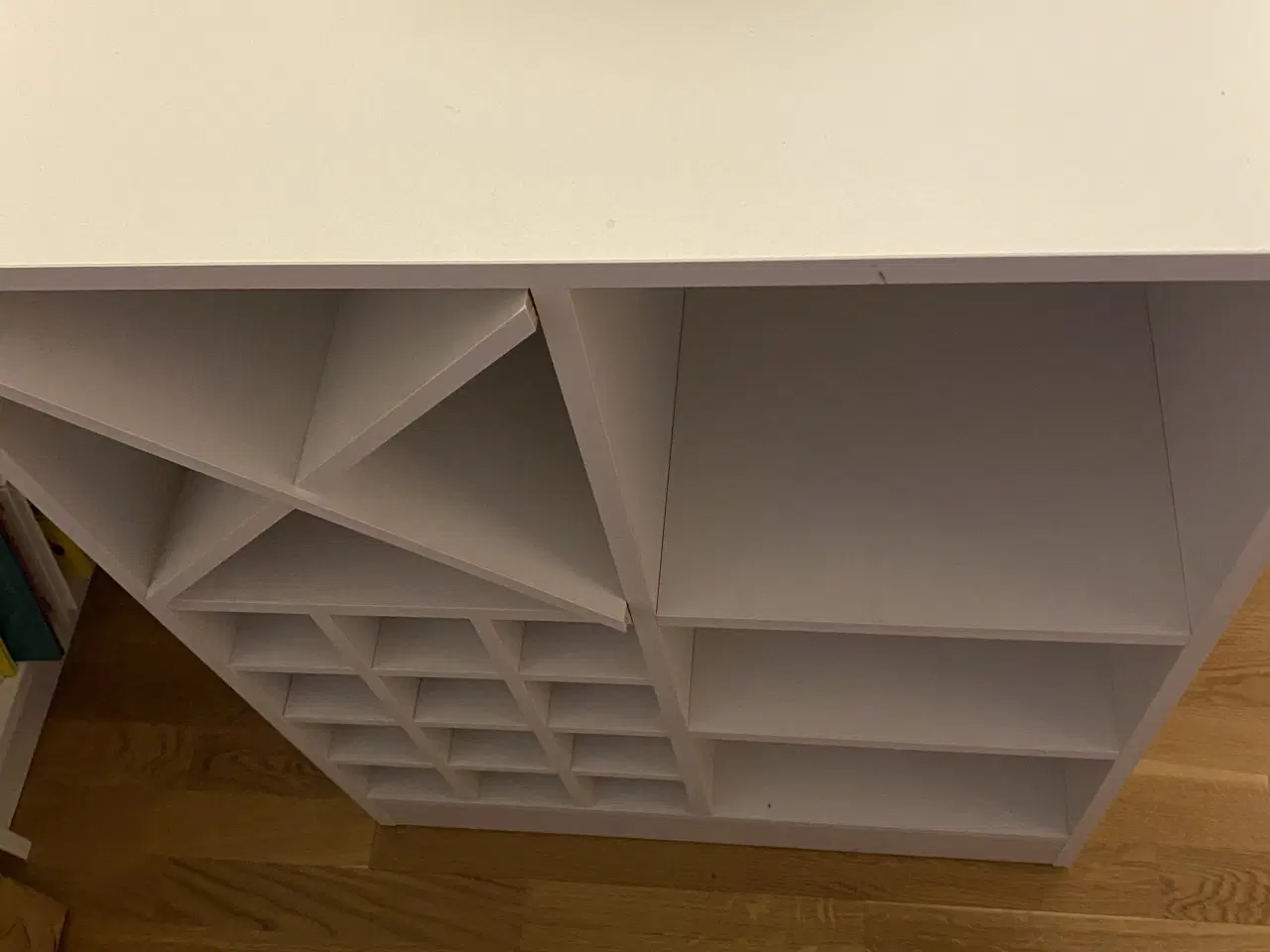 Billede 2 - Hvid stabil vinreol