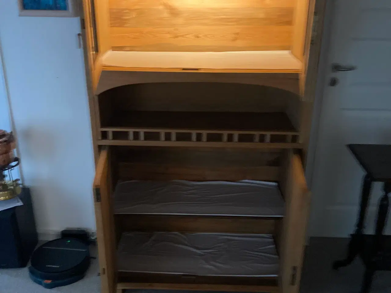 Billede 2 - Gl egetræsskab med lys 