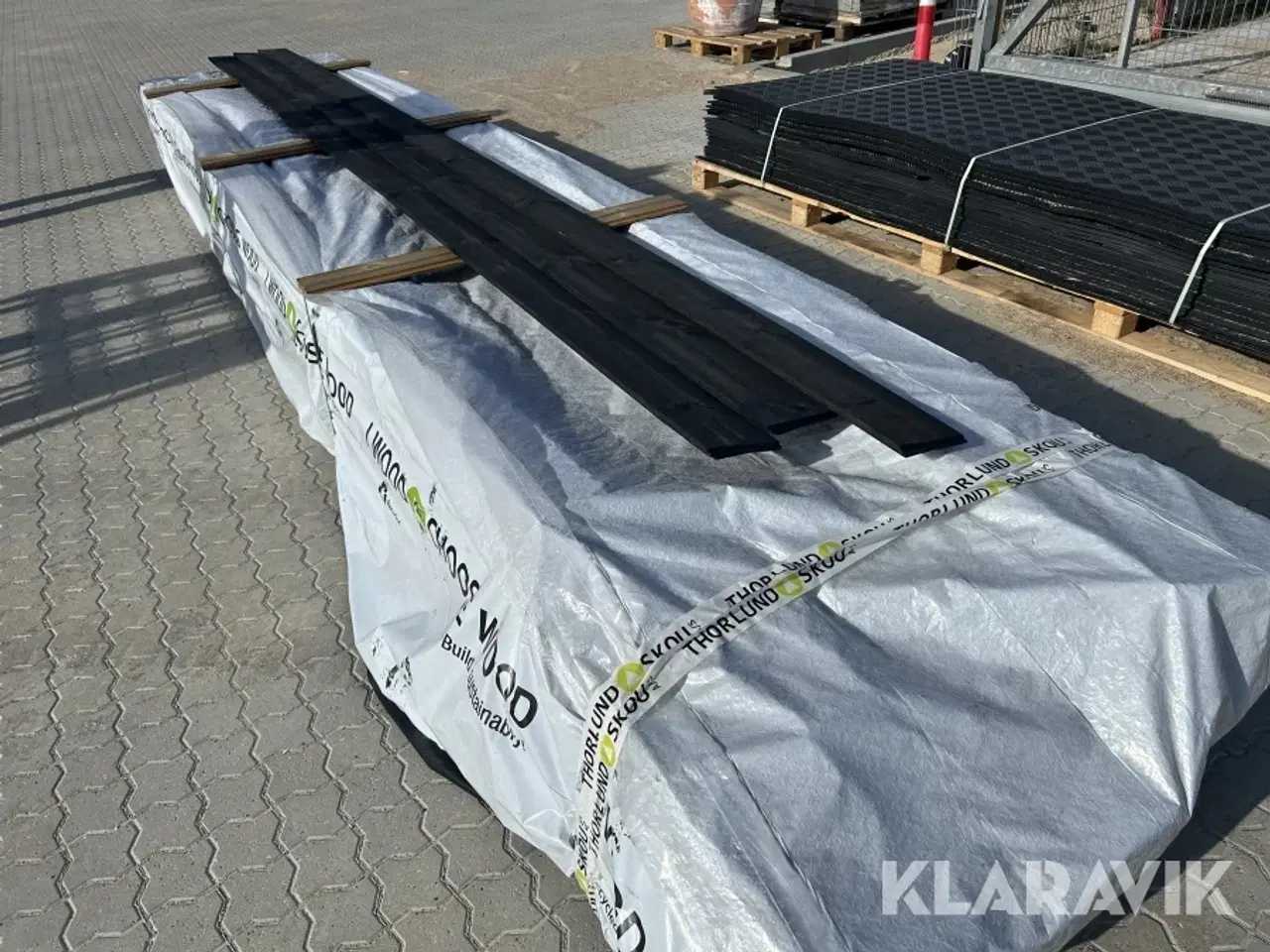 Billede 3 - Klinkbeklædning Thorlund Skou Fyr med fals 32x150 sortmalet 734 meter