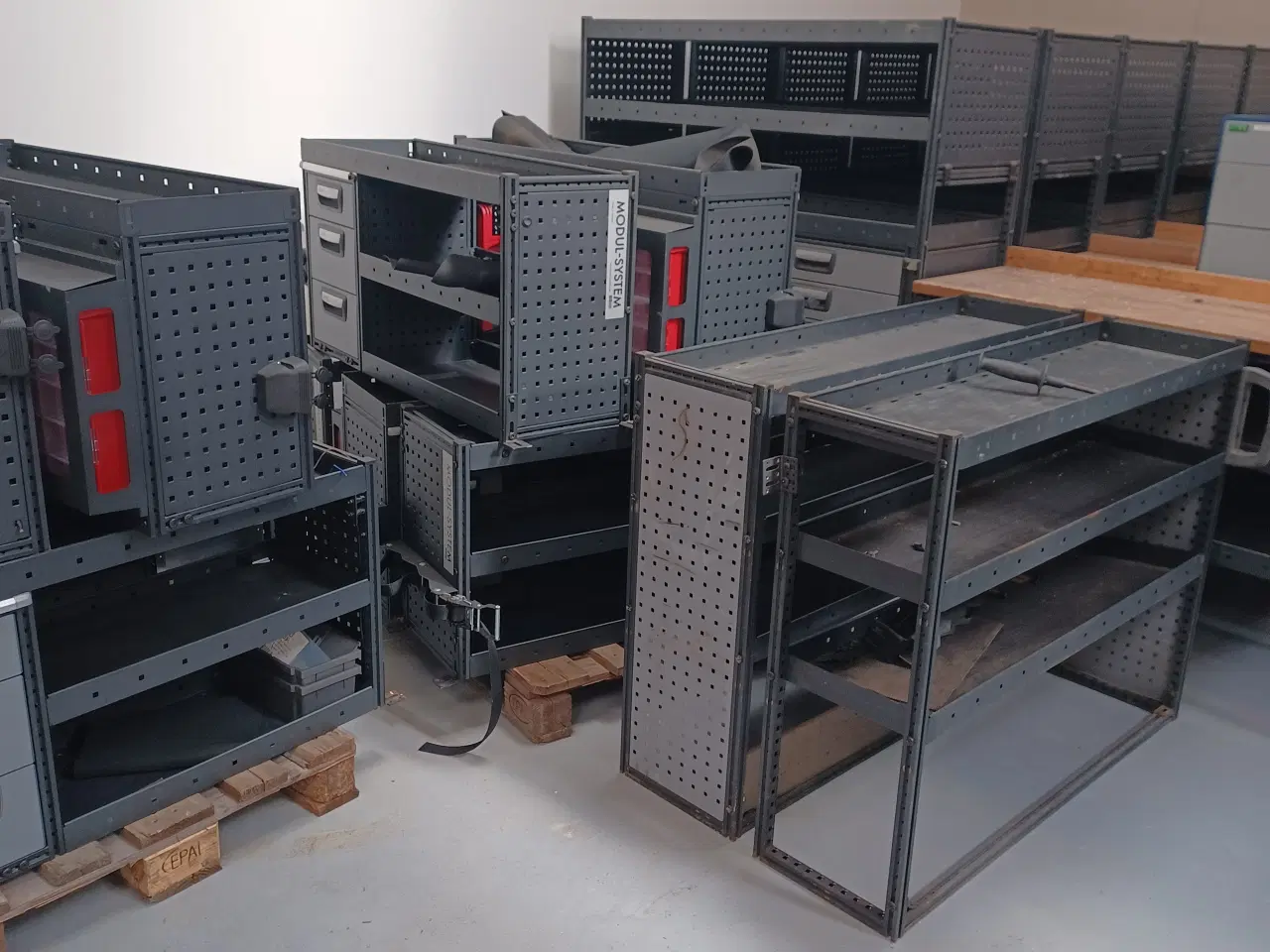 Billede 3 - varebil reoler på lageret