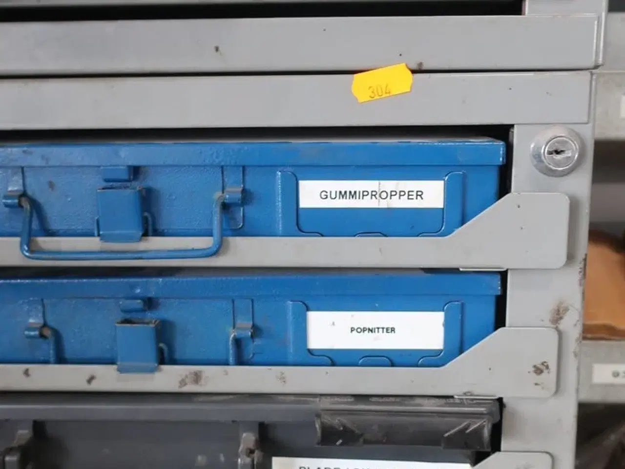 Billede 4 - 2 stk. sortimentsreoler med indhold