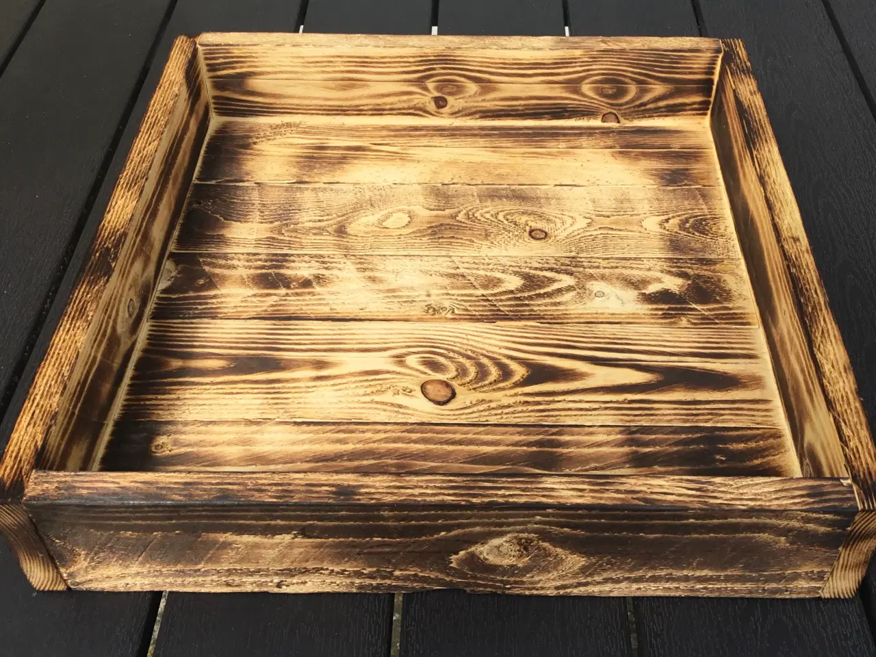 Billede 1 - Overflade brændt bakke i genbrugstræ 39,2 x 40,2