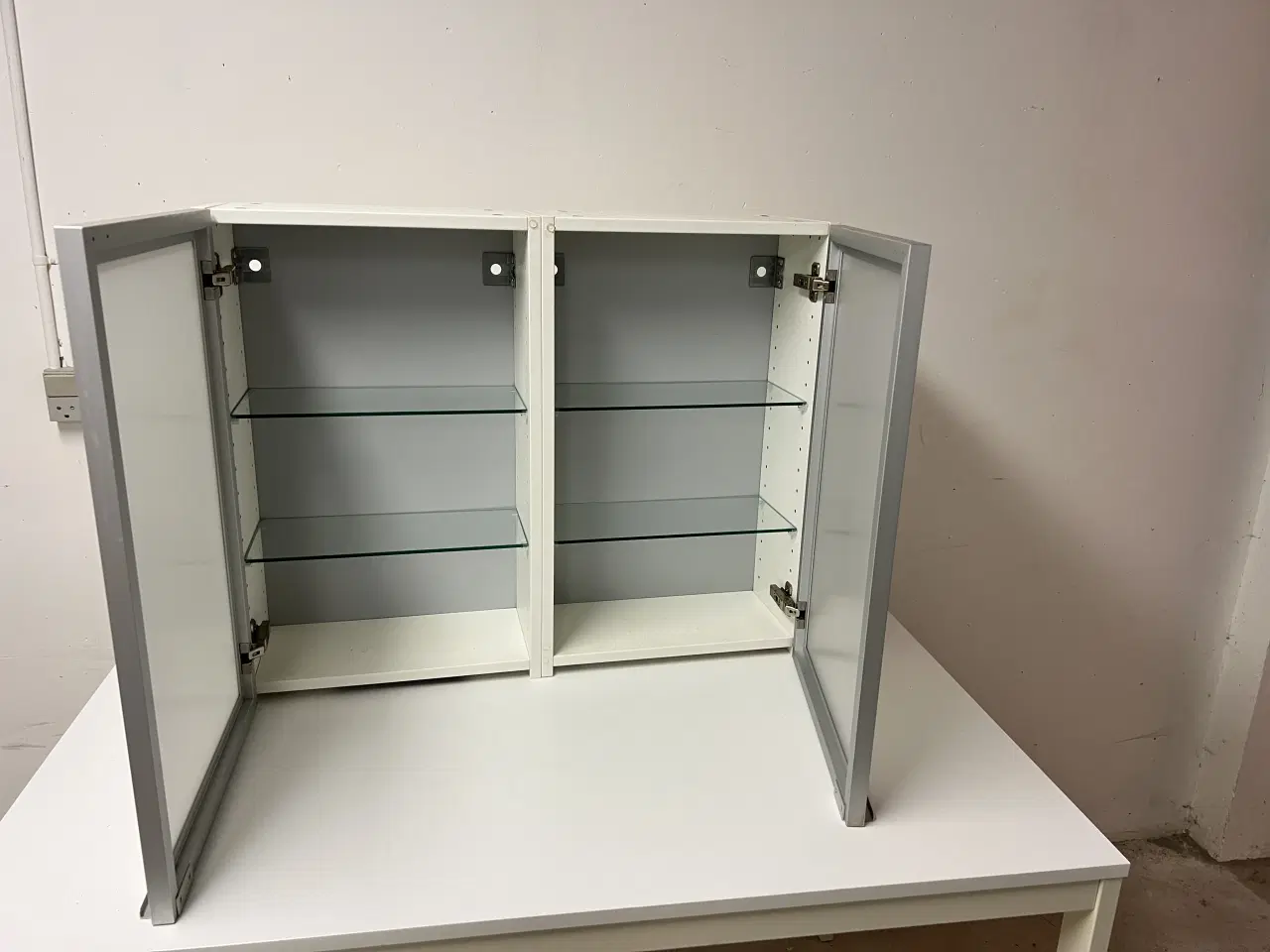 Billede 2 - Skab med 2 låger i mat glad