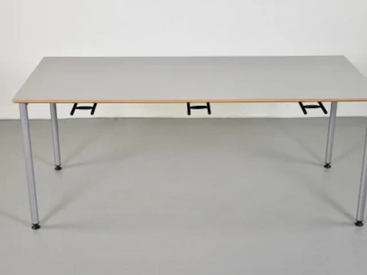 Billede 3 - Randers radius kantinebord med grå plade og alufarvet stel