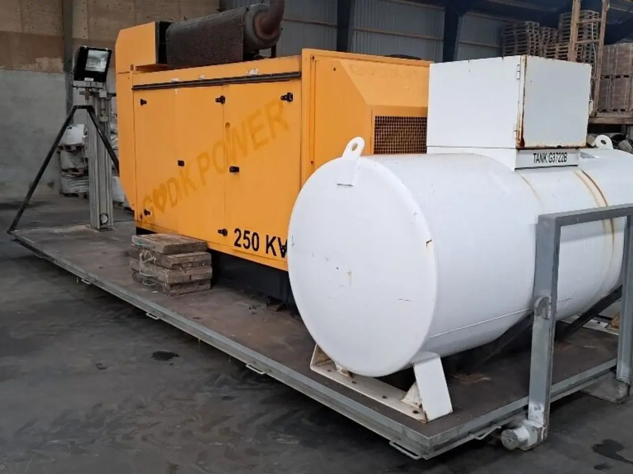 Billede 2 - Visa 250 KVA Komplet mobilt 250 KVA generator anlæg på lad med 2700L tank og byggetavle