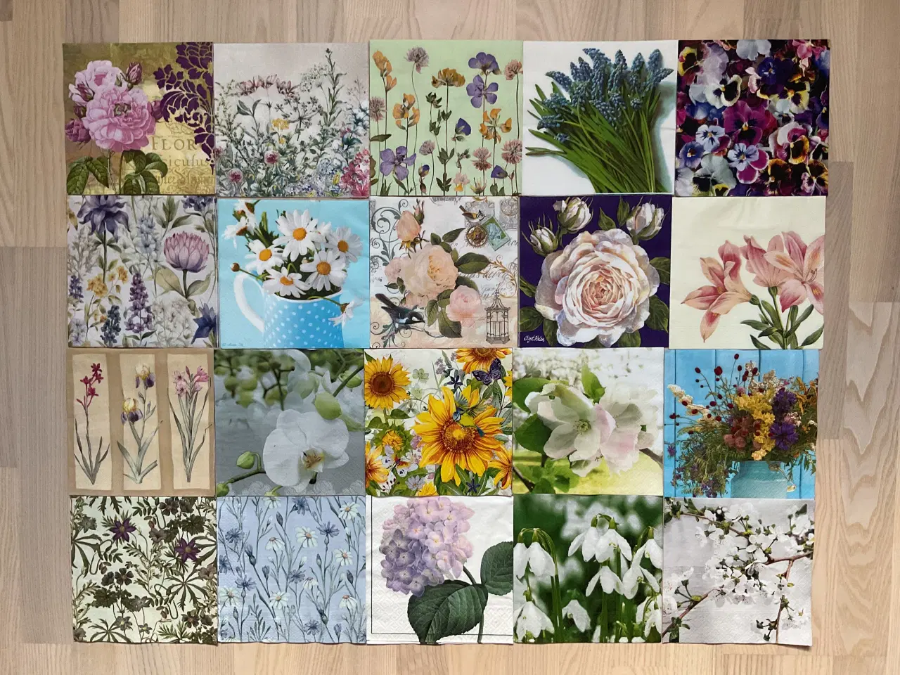 Billede 1 - Pæne servietter med blomster motiver