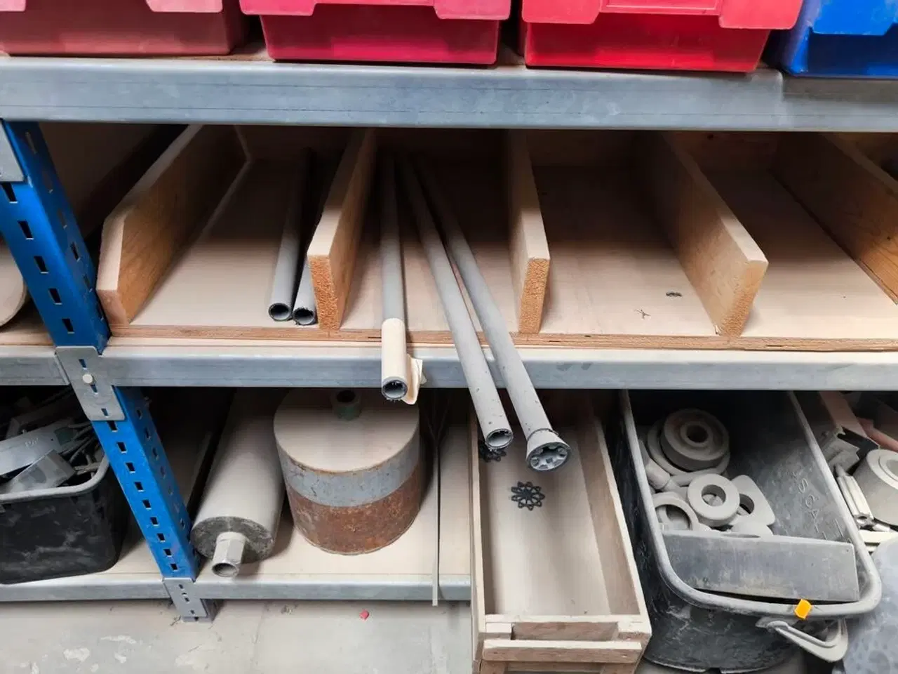 Billede 9 - Indhold på reoler