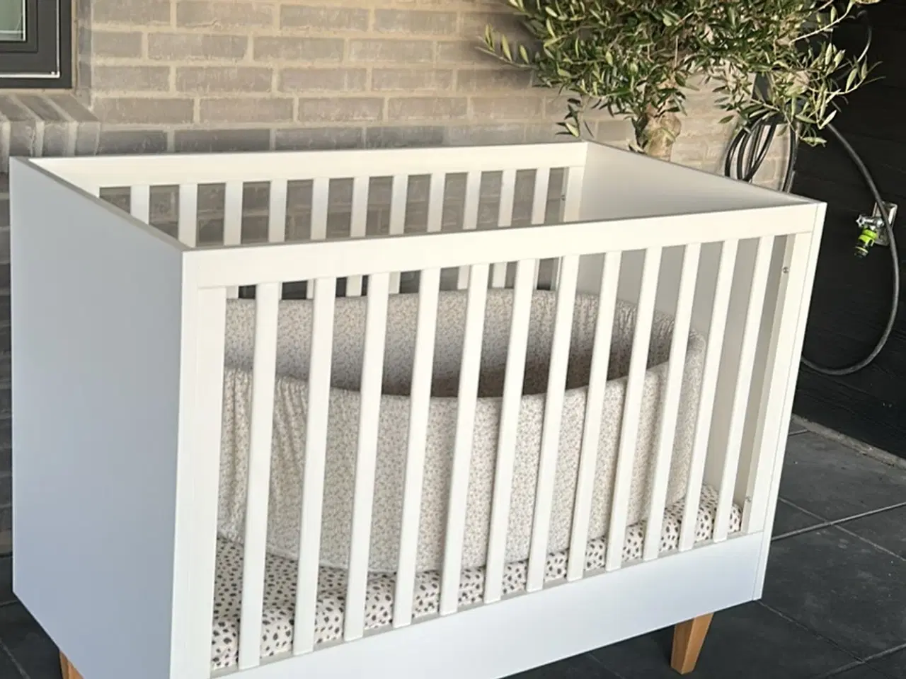 Billede 3 - Tremmeseng med tilbehør