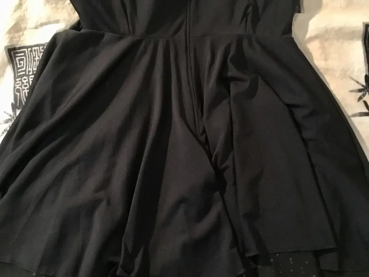 Billede 8 - Fin sort kjole til salg