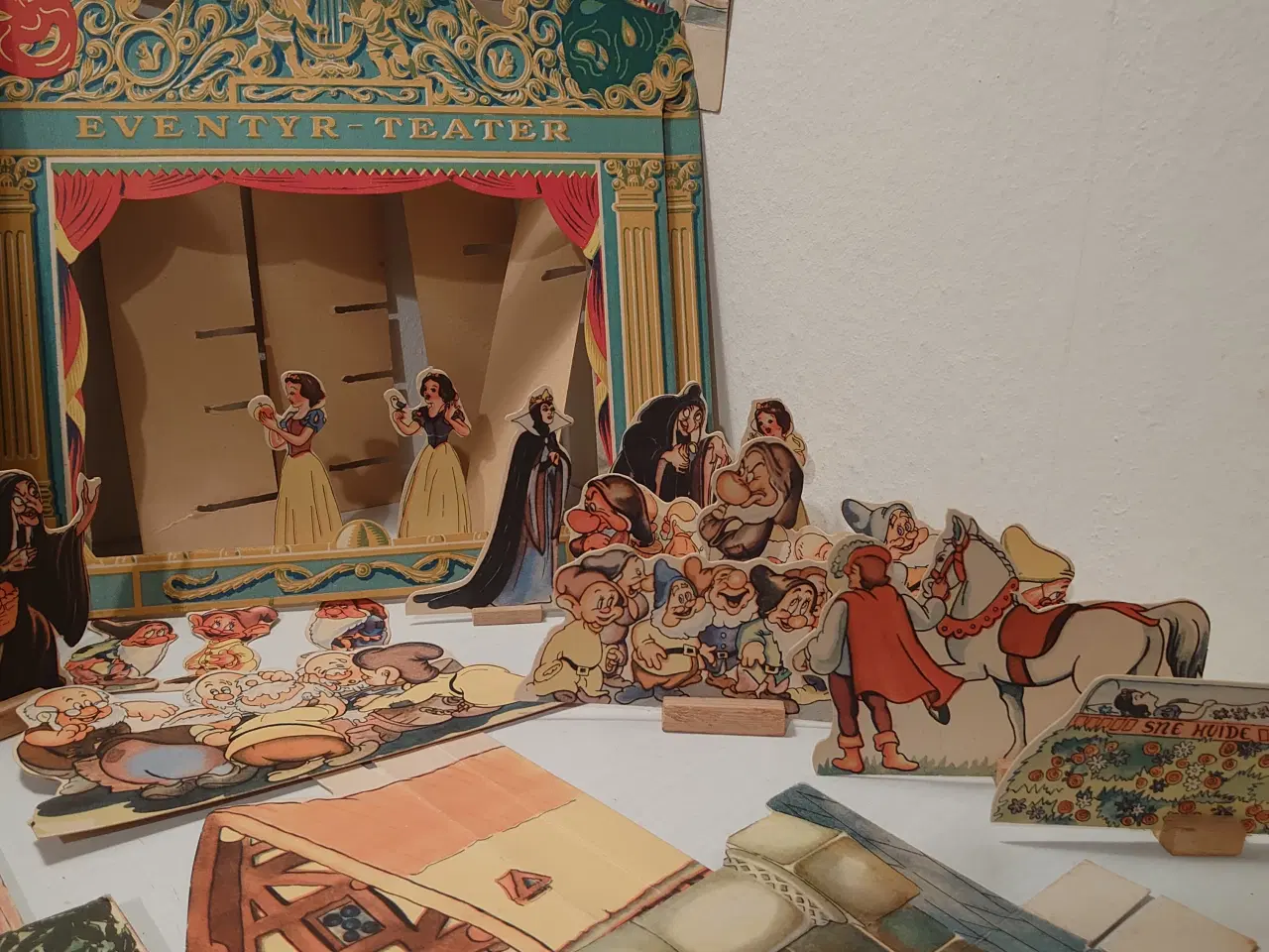 Billede 2 - Gammelt Eventyrteater i karton, Snehvide og de...