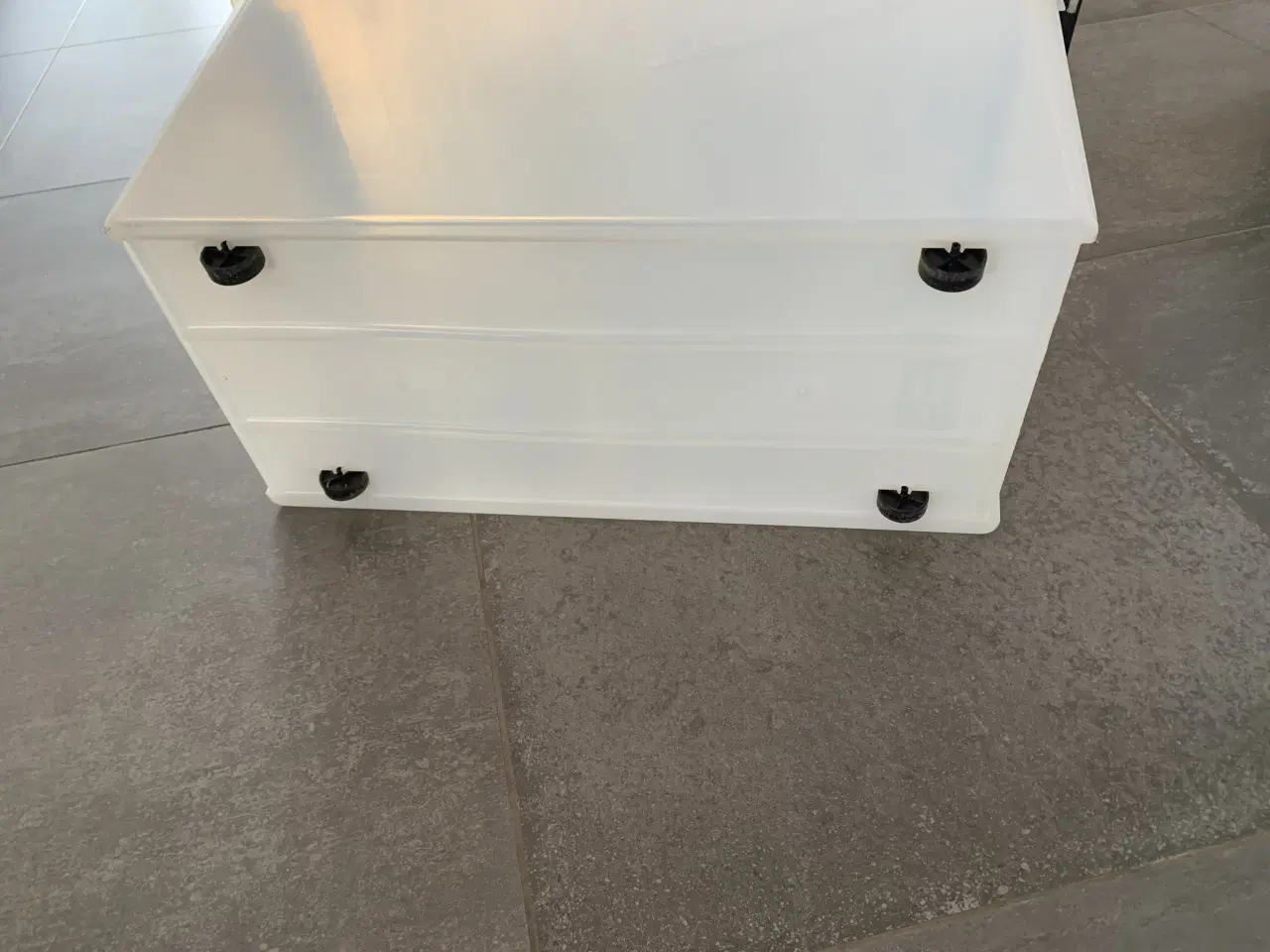 Billede 2 - 70 liter plastbox på hjul