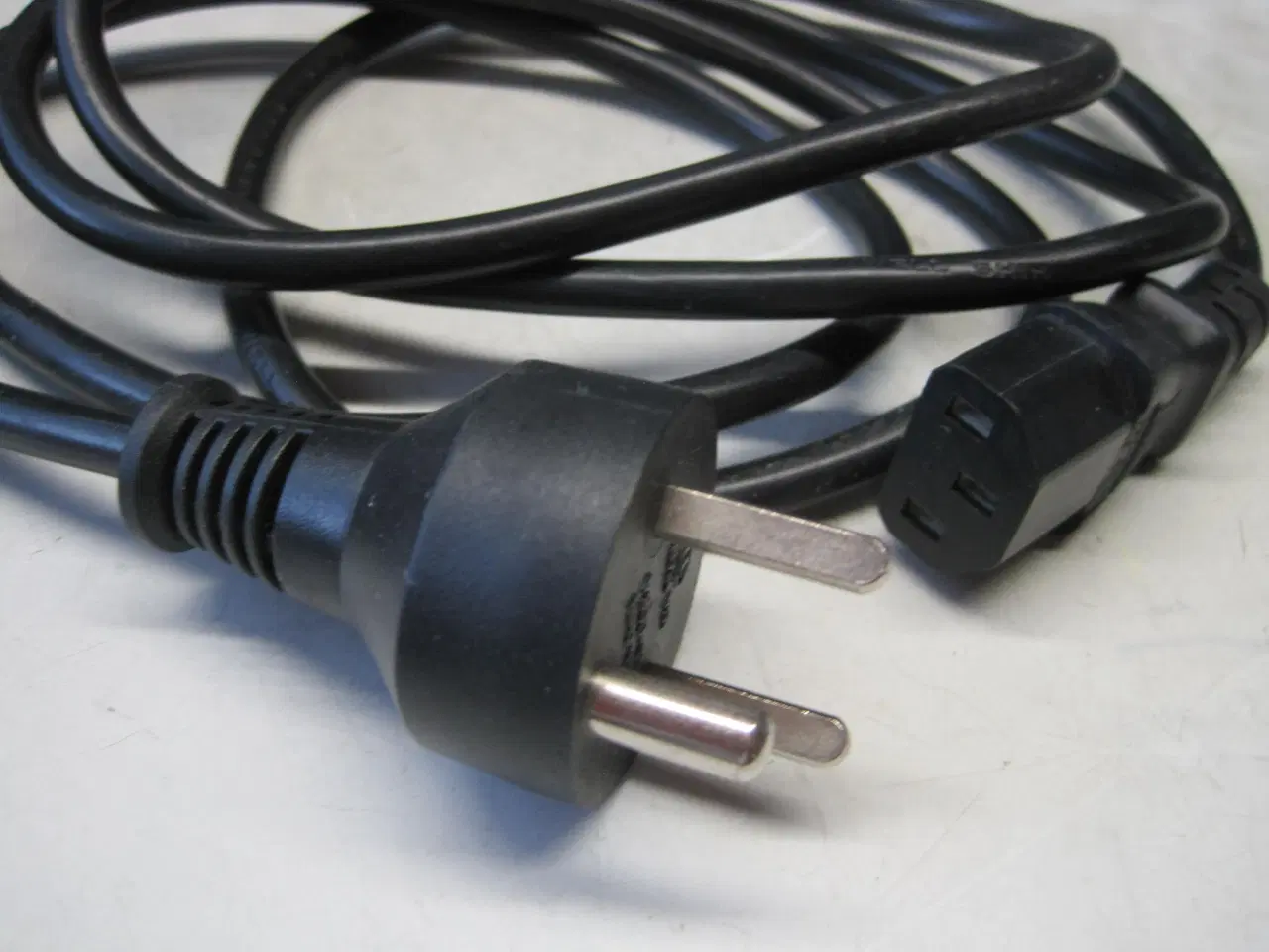 Billede 2 - GRATIS   Strømforsynings kabler gives bort