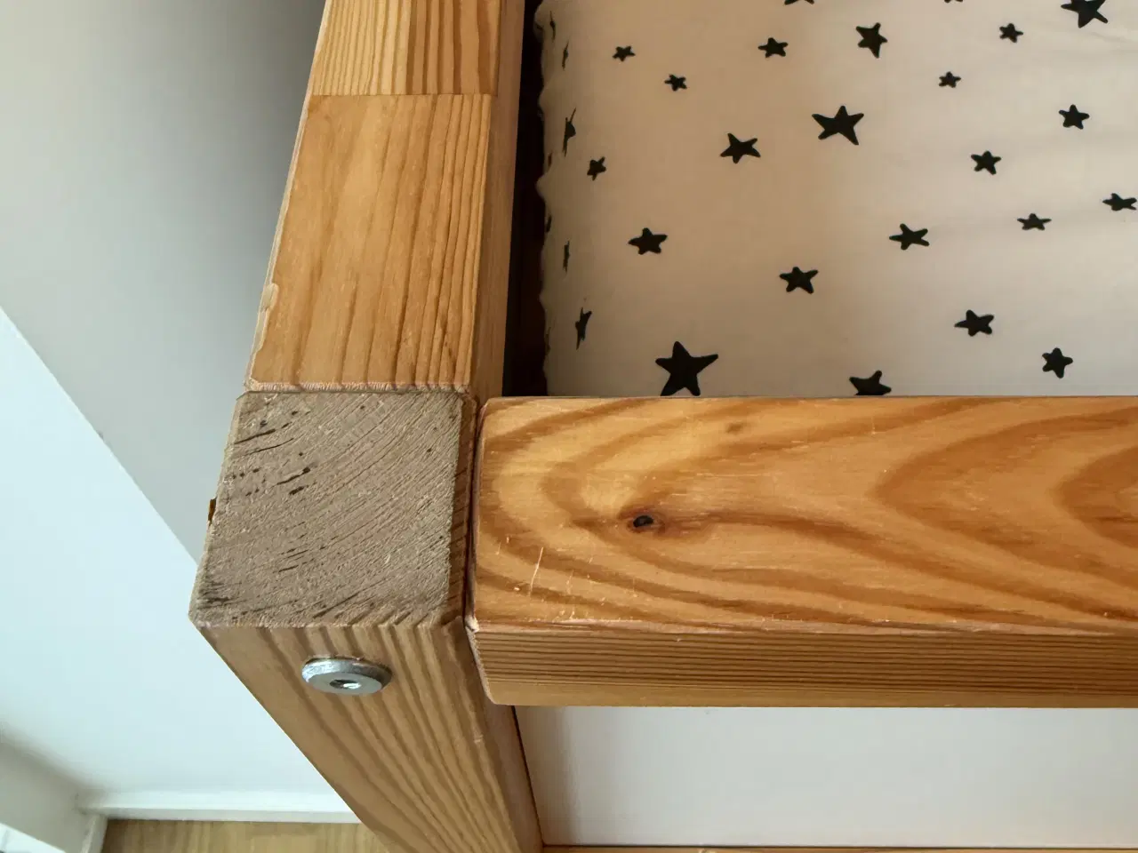 Billede 4 - Halvhøj seng sælges med madras og 2sengetelte