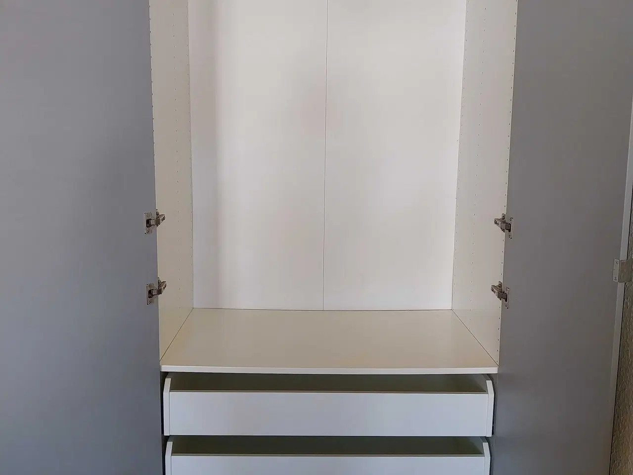 Billede 2 - Gratis IKEA skab med spejllåger 