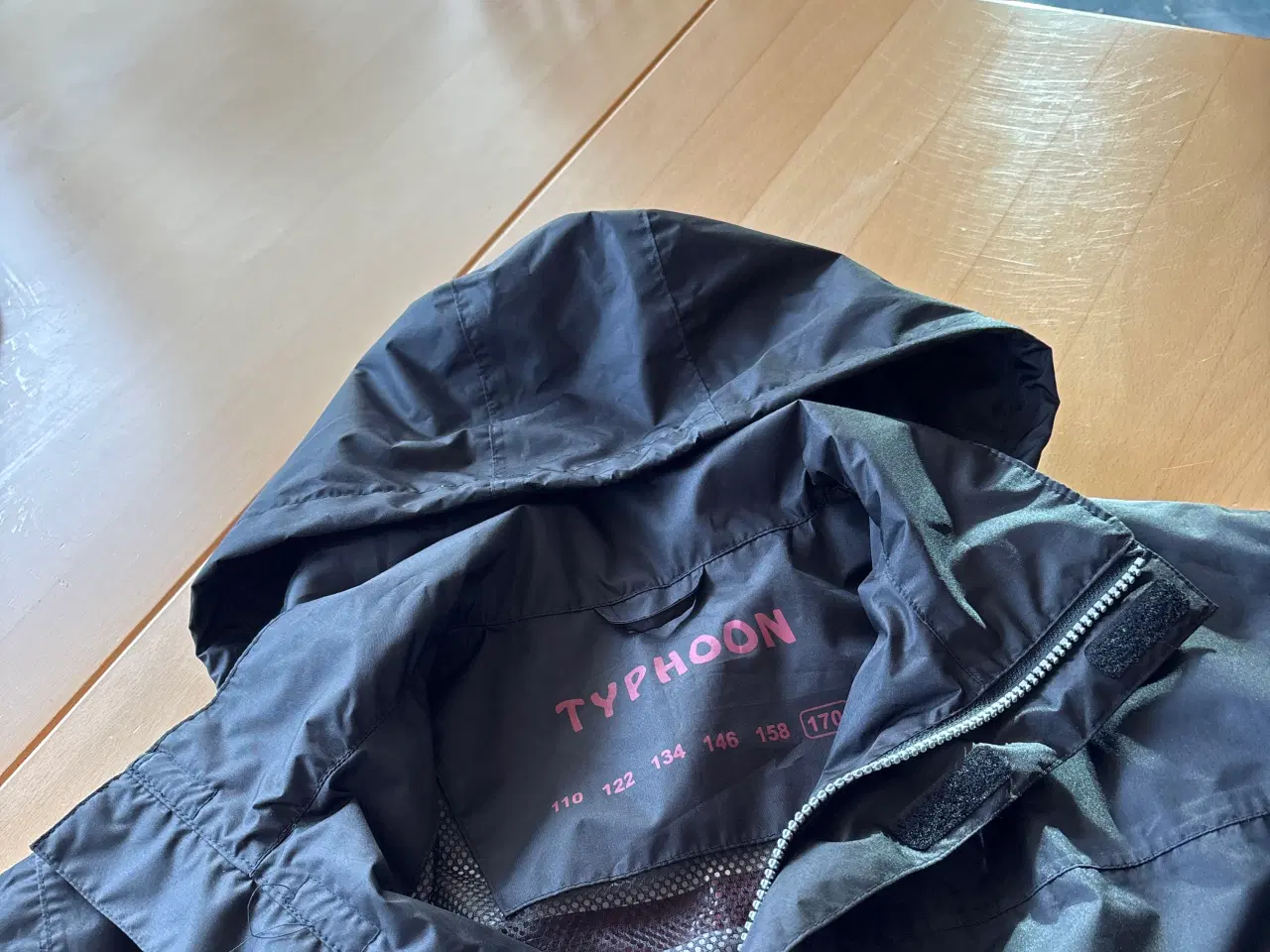 Billede 6 - Regnjakke med for og hætte. 