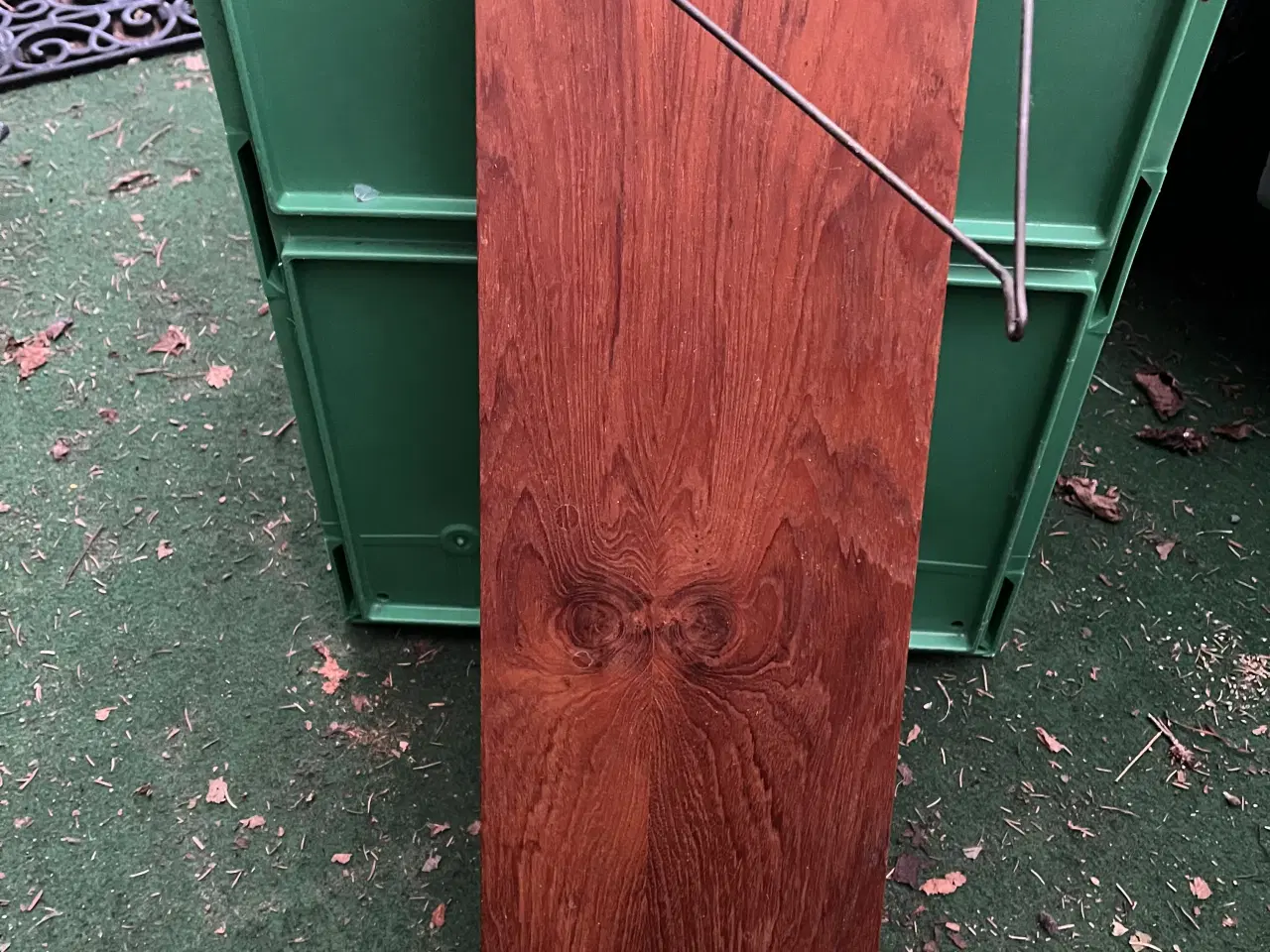 Billede 1 - Teak-hylde med metalophæng. Giv bud.