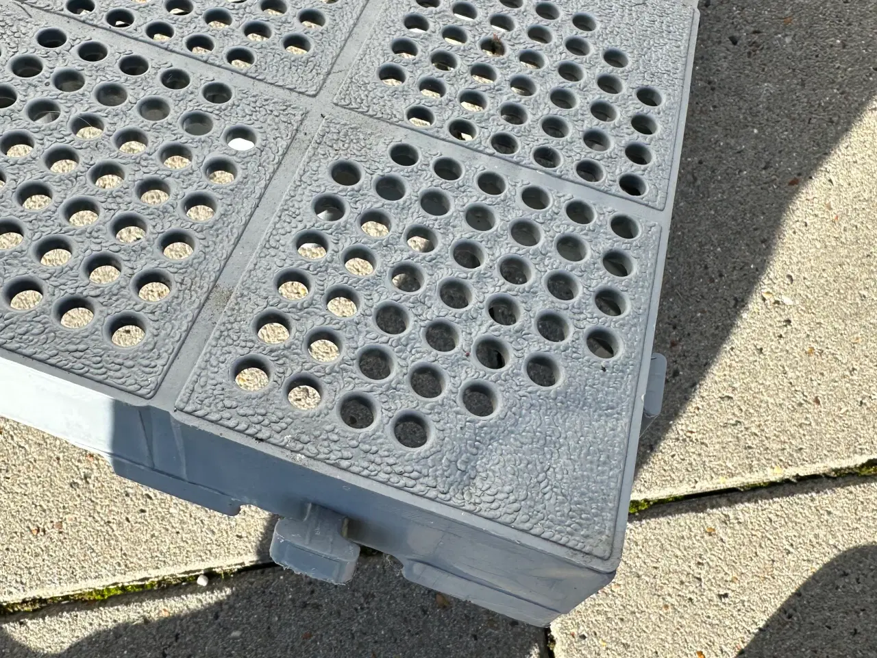 Billede 1 - Plast Gulvfliser 40x40x5 108 Stk. + mange halve fl